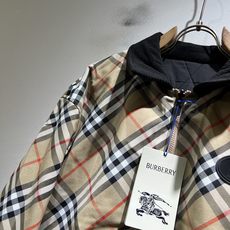 BURBER*Y巴*莉⚠️双面夹克!2026秋冬新品棉服夹克外套重磅来袭,最近比较火热的环保聚酯纤维记忆面料制作而成,高 BURBER*Y巴*莉⚠️双面夹克!2026秋冬新品棉服夹克外套重磅来袭,最近比较火热的环保聚酯纤维记忆面料制作而成,高
