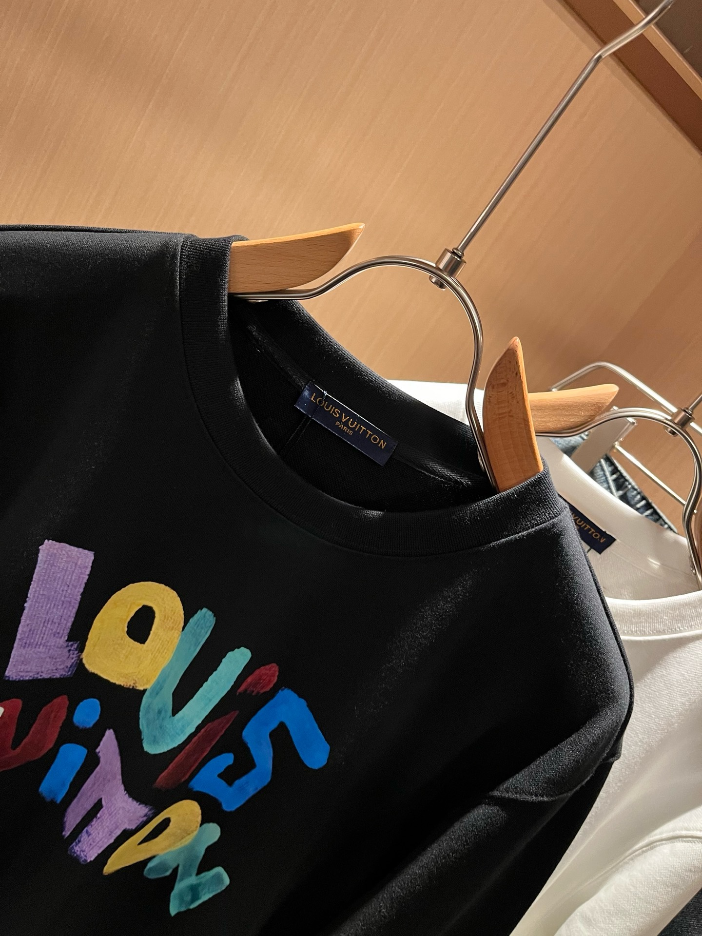 LouisVuitt*路易*登 2026秋冬卫衣全新系列单品上线,非常时髦前卫的一款男女同款短袖T恤,标识logo图案印 LouisVuitt*路易*登 2026秋冬卫衣全新系列单品上线,非常时髦前卫的一款男女同款短袖T恤,标识logo图案印