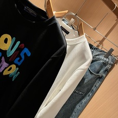 LouisVuitt*路易*登 2026秋冬卫衣全新系列单品上线,非常时髦前卫的一款男女同款短袖T恤,标识logo图案印 LouisVuitt*路易*登 2026秋冬卫衣全新系列单品上线,非常时髦前卫的一款男女同款短袖T恤,标识logo图案印