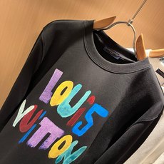 LouisVuitt*路易*登 2026秋冬卫衣全新系列单品上线,非常时髦前卫的一款男女同款短袖T恤,标识logo图案印 LouisVuitt*路易*登 2026秋冬卫衣全新系列单品上线,非常时髦前卫的一款男女同款短袖T恤,标识logo图案印