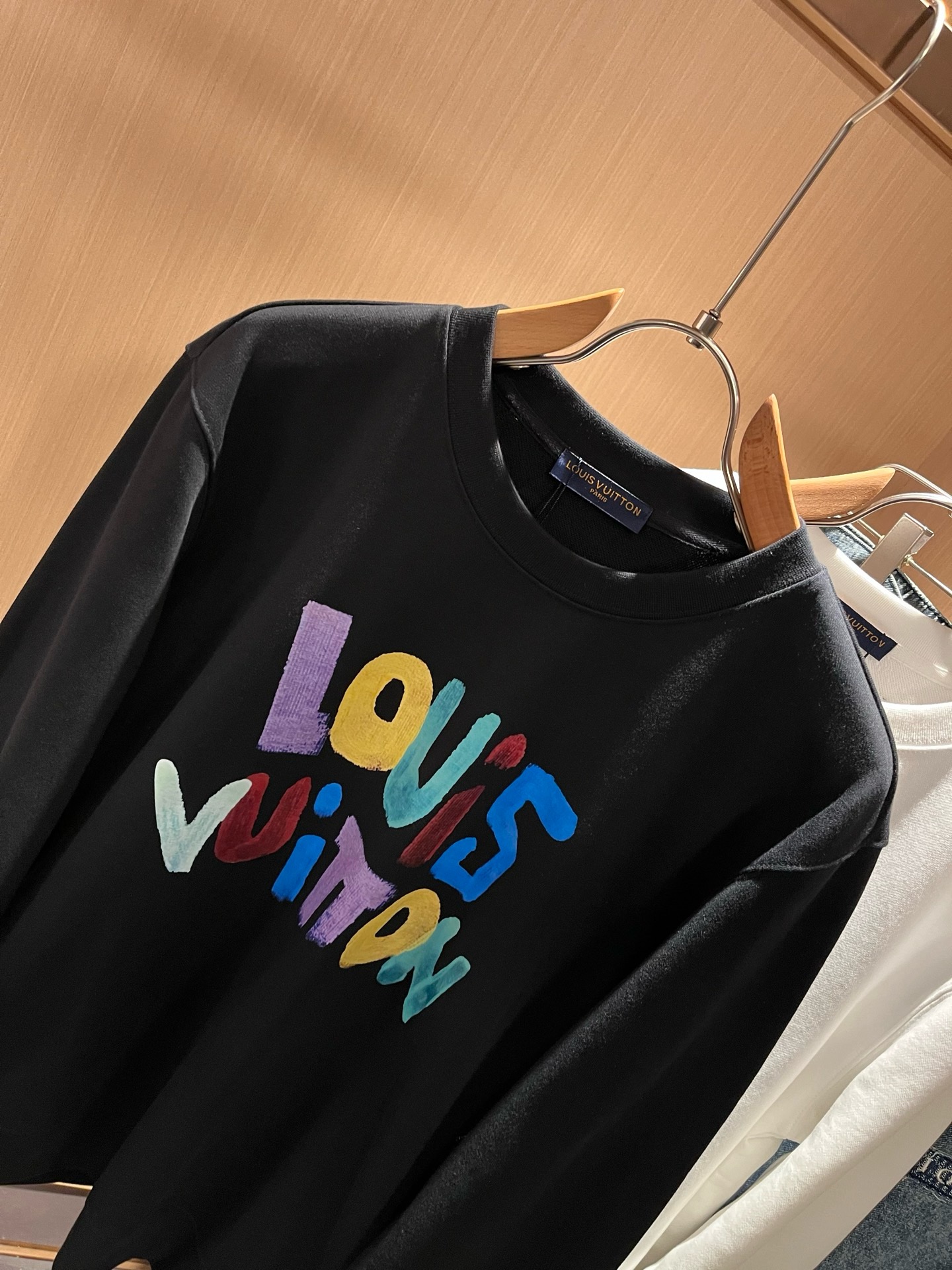 LouisVuitt*路易*登 2026秋冬卫衣全新系列单品上线,非常时髦前卫的一款男女同款短袖T恤,标识logo图案印 LouisVuitt*路易*登 2026秋冬卫衣全新系列单品上线,非常时髦前卫的一款男女同款短袖T恤,标识logo图案印