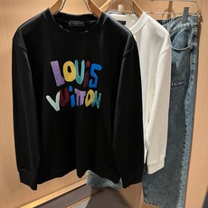 LouisVuitt*路易*登 2026秋冬卫衣全新系列单品上线,非常时髦前卫的一款男女同款短袖T恤,标识logo图案印 LouisVuitt*路易*登 2026秋冬卫衣全新系列单品上线,非常时髦前卫的一款男女同款短袖T恤,标识logo图案印