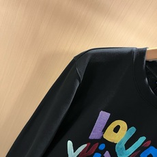 LouisVuitt*路易*登 2026秋冬卫衣全新系列单品上线,非常时髦前卫的一款男女同款短袖T恤,标识logo图案印 LouisVuitt*路易*登 2026秋冬卫衣全新系列单品上线,非常时髦前卫的一款男女同款短袖T恤,标识logo图案印