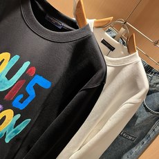 LouisVuitt*路易*登 2026秋冬卫衣全新系列单品上线,非常时髦前卫的一款男女同款短袖T恤,标识logo图案印 LouisVuitt*路易*登 2026秋冬卫衣全新系列单品上线,非常时髦前卫的一款男女同款短袖T恤,标识logo图案印