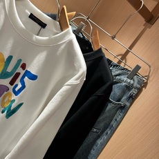LouisVuitt*路易*登 2026秋冬卫衣全新系列单品上线,非常时髦前卫的一款男女同款短袖T恤,标识logo图案印 LouisVuitt*路易*登 2026秋冬卫衣全新系列单品上线,非常时髦前卫的一款男女同款短袖T恤,标识logo图案印