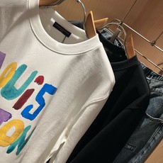 LouisVuitt*路易*登 2026秋冬卫衣全新系列单品上线,非常时髦前卫的一款男女同款短袖T恤,标识logo图案印 LouisVuitt*路易*登 2026秋冬卫衣全新系列单品上线,非常时髦前卫的一款男女同款短袖T恤,标识logo图案印