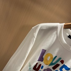 LouisVuitt*路易*登 2026秋冬卫衣全新系列单品上线,非常时髦前卫的一款男女同款短袖T恤,标识logo图案印 LouisVuitt*路易*登 2026秋冬卫衣全新系列单品上线,非常时髦前卫的一款男女同款短袖T恤,标识logo图案印