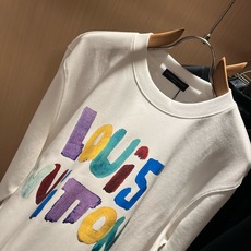 LouisVuitt*路易*登 2026秋冬卫衣全新系列单品上线,非常时髦前卫的一款男女同款短袖T恤,标识logo图案印 LouisVuitt*路易*登 2026秋冬卫衣全新系列单品上线,非常时髦前卫的一款男女同款短袖T恤,标识logo图案印
