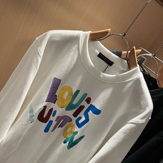 LouisVuitt*路易*登 2026秋冬卫衣全新系列单品上线,非常时髦前卫的一款男女同款短袖T恤,标识logo图案印 LouisVuitt*路易*登 2026秋冬卫衣全新系列单品上线,非常时髦前卫的一款男女同款短袖T恤,标识logo图案印