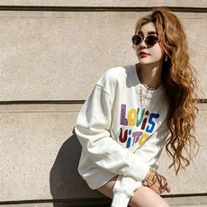 LouisVuitt*路易*登 2026秋冬卫衣全新系列单品上线,非常时髦前卫的一款男女同款短袖T恤,标识logo图案印 LouisVuitt*路易*登 2026秋冬卫衣全新系列单品上线,非常时髦前卫的一款男女同款短袖T恤,标识logo图案印