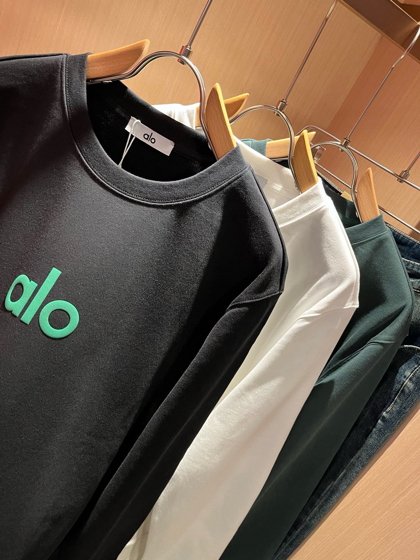 Alo2026秋冬全新系列单品上线,非常时髦前卫的一款男女同款👫卫衣,标识logo图案印花修饰!区别于以往的不同,宣示品 Alo2026秋冬全新系列单品上线,非常时髦前卫的一款男女同款👫卫衣,标识logo图案印花修饰!区别于以往的不同,宣示品