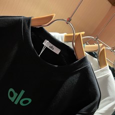 Alo2026秋冬全新系列单品上线,非常时髦前卫的一款男女同款👫卫衣,标识logo图案印花修饰!区别于以往的不同,宣示品 Alo2026秋冬全新系列单品上线,非常时髦前卫的一款男女同款👫卫衣,标识logo图案印花修饰!区别于以往的不同,宣示品
