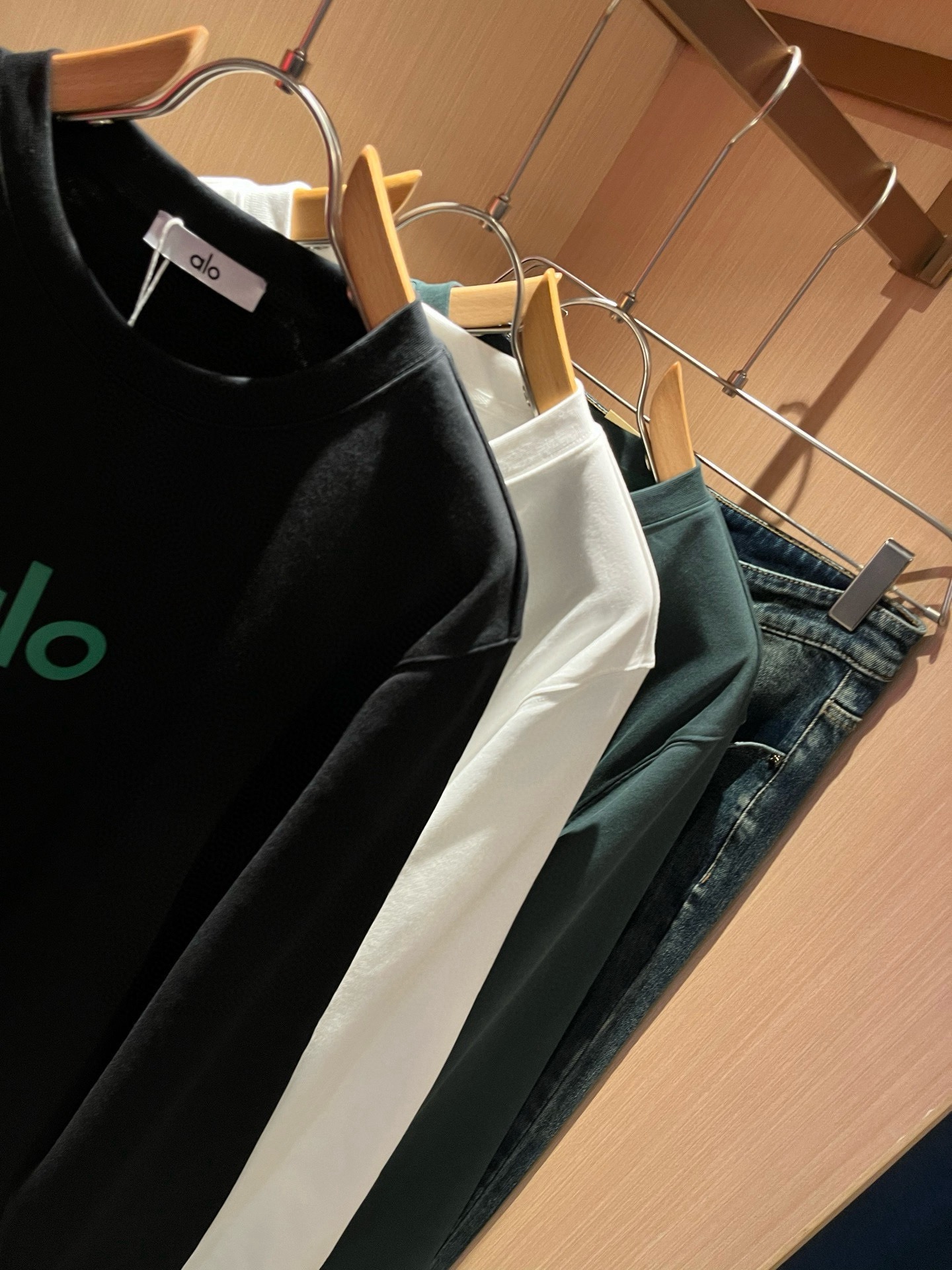 Alo2026秋冬全新系列单品上线,非常时髦前卫的一款男女同款👫卫衣,标识logo图案印花修饰!区别于以往的不同,宣示品 Alo2026秋冬全新系列单品上线,非常时髦前卫的一款男女同款👫卫衣,标识logo图案印花修饰!区别于以往的不同,宣示品