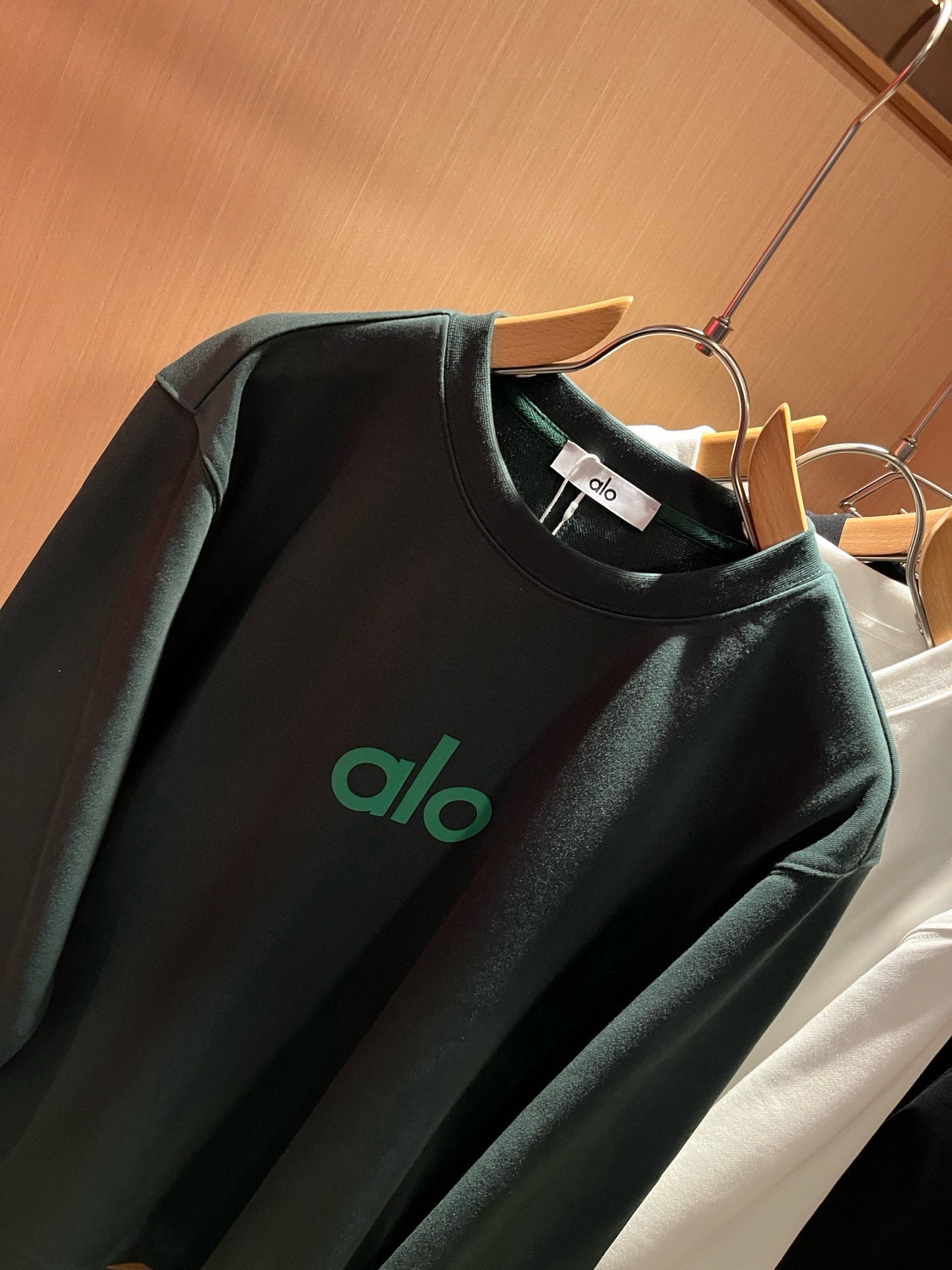 Alo2026秋冬全新系列单品上线,非常时髦前卫的一款男女同款👫卫衣,标识logo图案印花修饰!区别于以往的不同,宣示品 Alo2026秋冬全新系列单品上线,非常时髦前卫的一款男女同款👫卫衣,标识logo图案印花修饰!区别于以往的不同,宣示品