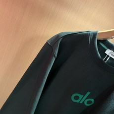 Alo2026秋冬全新系列单品上线,非常时髦前卫的一款男女同款👫卫衣,标识logo图案印花修饰!区别于以往的不同,宣示品 Alo2026秋冬全新系列单品上线,非常时髦前卫的一款男女同款👫卫衣,标识logo图案印花修饰!区别于以往的不同,宣示品