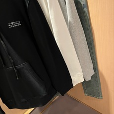 马吉拉 maison margiel 2026秋冬新款男女同款👫休闲连帽卫衣,专柜同步发售!定制专属面料,胸前字母log 马吉拉 maison margiel 2026秋冬新款男女同款👫休闲连帽卫衣,专柜同步发售!定制专属面料,胸前字母log