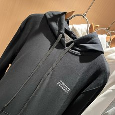 马吉拉 maison margiel 2026秋冬新款男女同款👫休闲连帽卫衣,专柜同步发售!定制专属面料,胸前字母log 马吉拉 maison margiel 2026秋冬新款男女同款👫休闲连帽卫衣,专柜同步发售!定制专属面料,胸前字母log