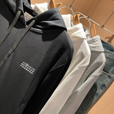 马吉拉 maison margiel 2026秋冬新款男女同款👫休闲连帽卫衣,专柜同步发售!定制专属面料,胸前字母log 马吉拉 maison margiel 2026秋冬新款男女同款👫休闲连帽卫衣,专柜同步发售!定制专属面料,胸前字母log