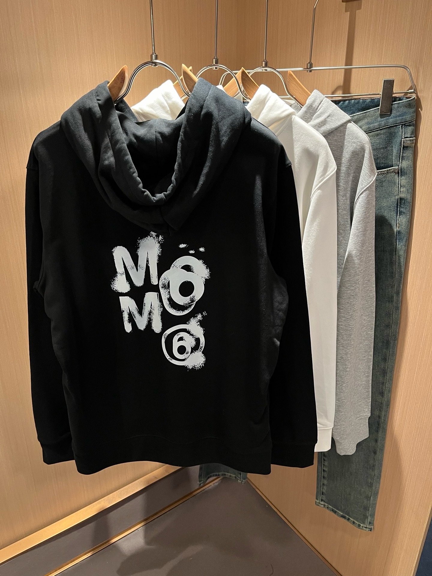 马吉拉 maison margiel 2026秋冬新款男女同款👫休闲连帽卫衣,专柜同步发售!定制专属面料,胸前字母log 马吉拉 maison margiel 2026秋冬新款男女同款👫休闲连帽卫衣,专柜同步发售!定制专属面料,胸前字母log