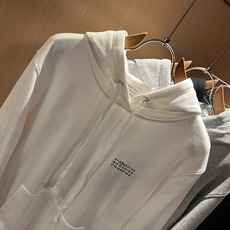 马吉拉 maison margiel 2026秋冬新款男女同款👫休闲连帽卫衣,专柜同步发售!定制专属面料,胸前字母log 马吉拉 maison margiel 2026秋冬新款男女同款👫休闲连帽卫衣,专柜同步发售!定制专属面料,胸前字母log