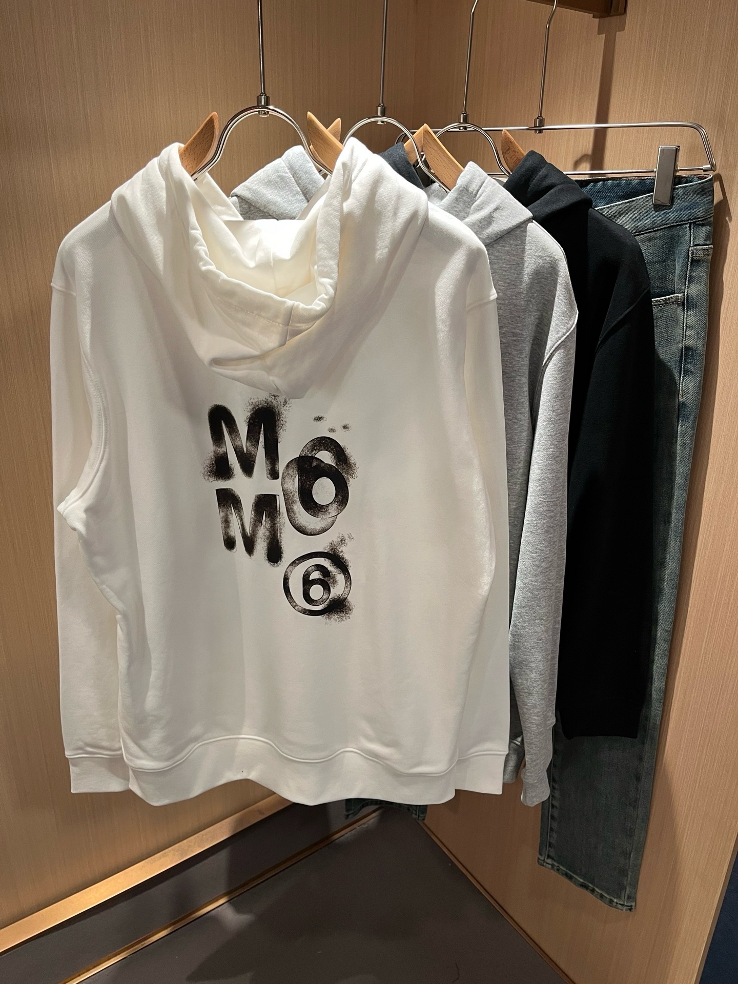 马吉拉 maison margiel 2026秋冬新款男女同款👫休闲连帽卫衣,专柜同步发售!定制专属面料,胸前字母log 马吉拉 maison margiel 2026秋冬新款男女同款👫休闲连帽卫衣,专柜同步发售!定制专属面料,胸前字母log