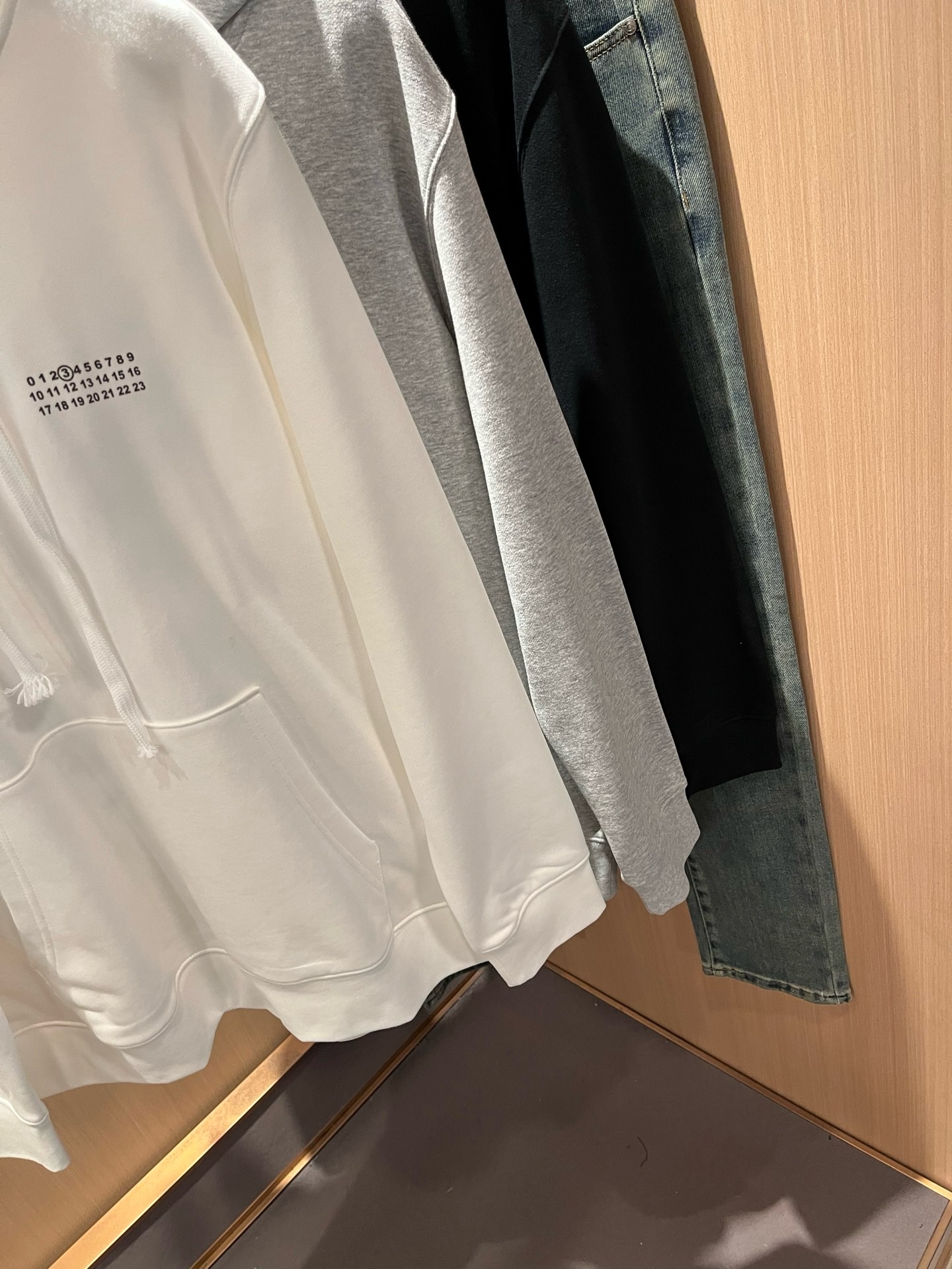 马吉拉 maison margiel 2026秋冬新款男女同款👫休闲连帽卫衣,专柜同步发售!定制专属面料,胸前字母log 马吉拉 maison margiel 2026秋冬新款男女同款👫休闲连帽卫衣,专柜同步发售!定制专属面料,胸前字母log