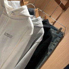马吉拉 maison margiel 2026秋冬新款男女同款👫休闲连帽卫衣,专柜同步发售!定制专属面料,胸前字母log 马吉拉 maison margiel 2026秋冬新款男女同款👫休闲连帽卫衣,专柜同步发售!定制专属面料,胸前字母log