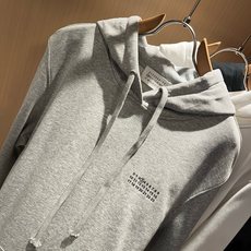 马吉拉 maison margiel 2026秋冬新款男女同款👫休闲连帽卫衣,专柜同步发售!定制专属面料,胸前字母log 马吉拉 maison margiel 2026秋冬新款男女同款👫休闲连帽卫衣,专柜同步发售!定制专属面料,胸前字母log