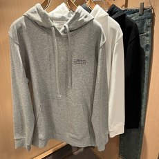 马吉拉 maison margiel 2026秋冬新款男女同款👫休闲连帽卫衣,专柜同步发售!定制专属面料,胸前字母log 马吉拉 maison margiel 2026秋冬新款男女同款👫休闲连帽卫衣,专柜同步发售!定制专属面料,胸前字母log