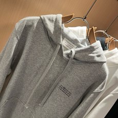 马吉拉 maison margiel 2026秋冬新款男女同款👫休闲连帽卫衣,专柜同步发售!定制专属面料,胸前字母log 马吉拉 maison margiel 2026秋冬新款男女同款👫休闲连帽卫衣,专柜同步发售!定制专属面料,胸前字母log