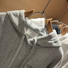 马吉拉 maison margiel 2026秋冬新款男女同款👫休闲连帽卫衣,专柜同步发售!定制专属面料,胸前字母log 马吉拉 maison margiel 2026秋冬新款男女同款👫休闲连帽卫衣,专柜同步发售!定制专属面料,胸前字母log