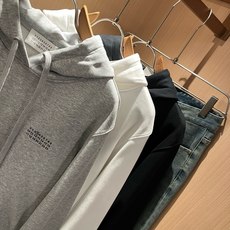 马吉拉 maison margiel 2026秋冬新款男女同款👫休闲连帽卫衣,专柜同步发售!定制专属面料,胸前字母log 马吉拉 maison margiel 2026秋冬新款男女同款👫休闲连帽卫衣,专柜同步发售!定制专属面料,胸前字母log