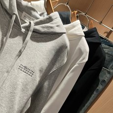 马吉拉 maison margiel 2026秋冬新款男女同款👫休闲连帽卫衣,专柜同步发售!定制专属面料,胸前字母log 马吉拉 maison margiel 2026秋冬新款男女同款👫休闲连帽卫衣,专柜同步发售!定制专属面料,胸前字母log