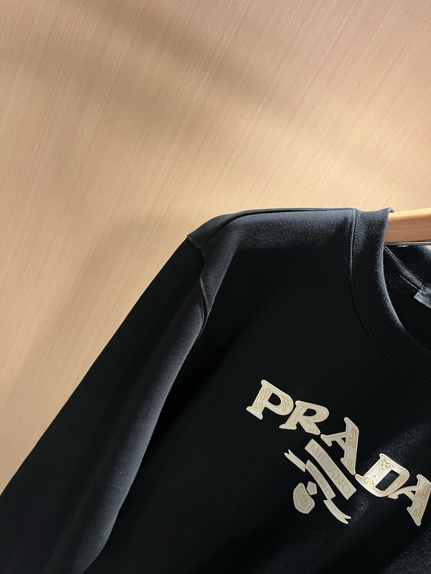 PRAD*A普*达2026秋冬新款男女同款👫长袖卫衣,最新款全网独家首上!!~既经典有时尚百搭,谁不爱啊,将经典再次展现 PRAD*A普*达2026秋冬新款男女同款👫长袖卫衣,最新款全网独家首上!!~既经典有时尚百搭,谁不爱啊,将经典再次展现