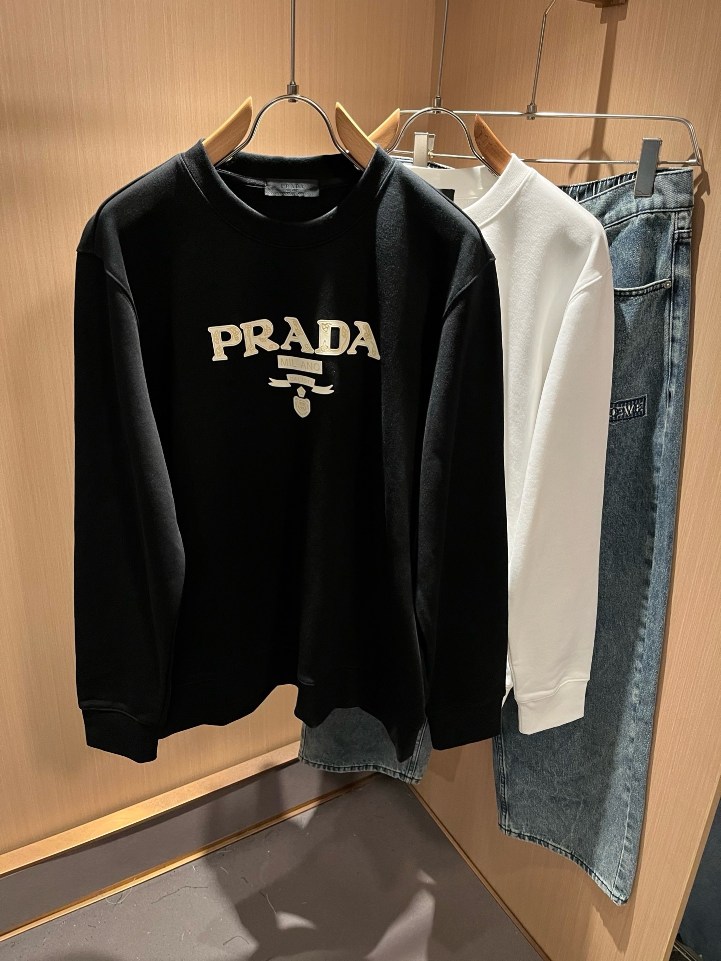 PRAD*A普*达2026秋冬新款男女同款👫长袖卫衣,最新款全网独家首上!!~既经典有时尚百搭,谁不爱啊,将经典再次展现 PRAD*A普*达2026秋冬新款男女同款👫长袖卫衣,最新款全网独家首上!!~既经典有时尚百搭,谁不爱啊,将经典再次展现