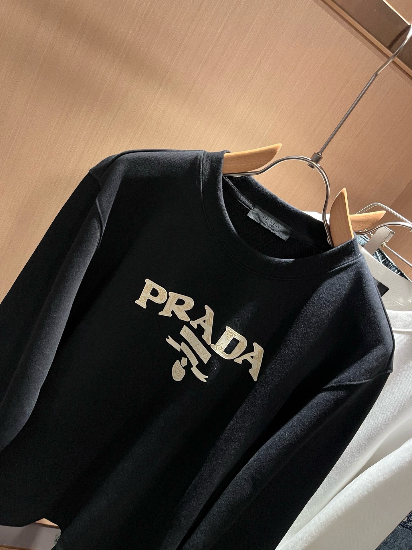PRAD*A普*达2026秋冬新款男女同款👫长袖卫衣,最新款全网独家首上!!~既经典有时尚百搭,谁不爱啊,将经典再次展现 PRAD*A普*达2026秋冬新款男女同款👫长袖卫衣,最新款全网独家首上!!~既经典有时尚百搭,谁不爱啊,将经典再次展现