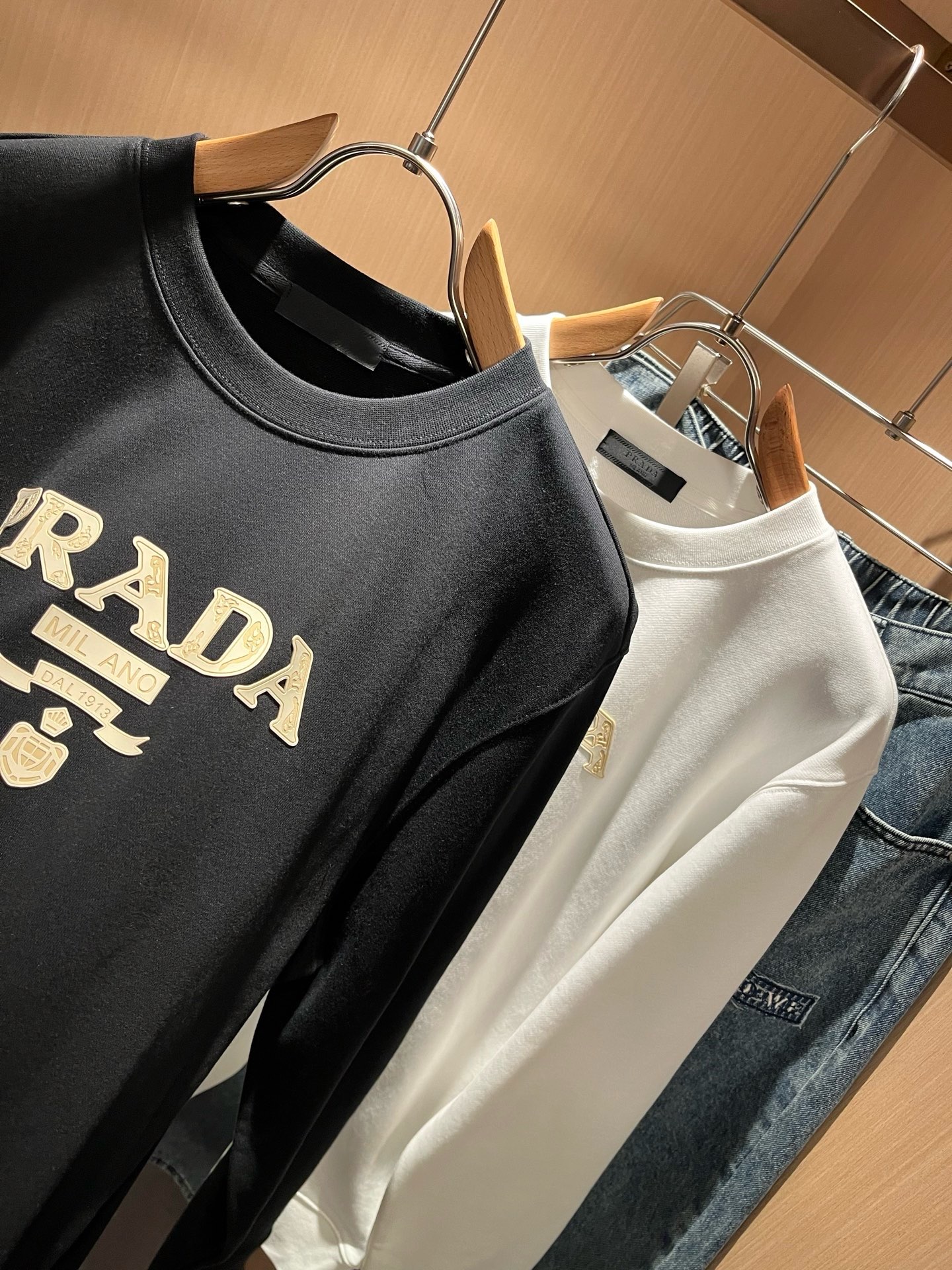 PRAD*A普*达2026秋冬新款男女同款👫长袖卫衣,最新款全网独家首上!!~既经典有时尚百搭,谁不爱啊,将经典再次展现 PRAD*A普*达2026秋冬新款男女同款👫长袖卫衣,最新款全网独家首上!!~既经典有时尚百搭,谁不爱啊,将经典再次展现