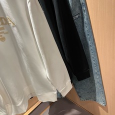PRAD*A普*达2026秋冬新款男女同款👫长袖卫衣,最新款全网独家首上!!~既经典有时尚百搭,谁不爱啊,将经典再次展现 PRAD*A普*达2026秋冬新款男女同款👫长袖卫衣,最新款全网独家首上!!~既经典有时尚百搭,谁不爱啊,将经典再次展现