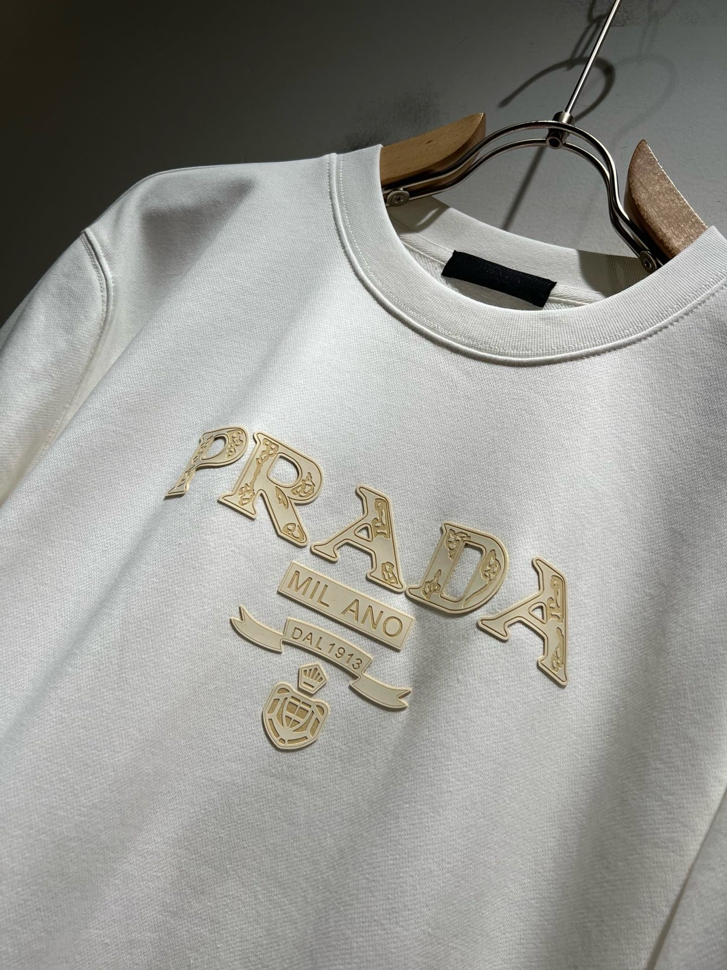 PRAD*A普*达2026秋冬新款男女同款👫长袖卫衣，最新款全网独家首上！！~既经典有时尚百搭，谁不爱啊，将经典再次展现