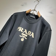 PRAD*A普*达2026秋冬新款男女同款👫长袖卫衣,最新款全网独家首上!!~既经典有时尚百搭,谁不爱啊,将经典再次展现 PRAD*A普*达2026秋冬新款男女同款👫长袖卫衣,最新款全网独家首上!!~既经典有时尚百搭,谁不爱啊,将经典再次展现