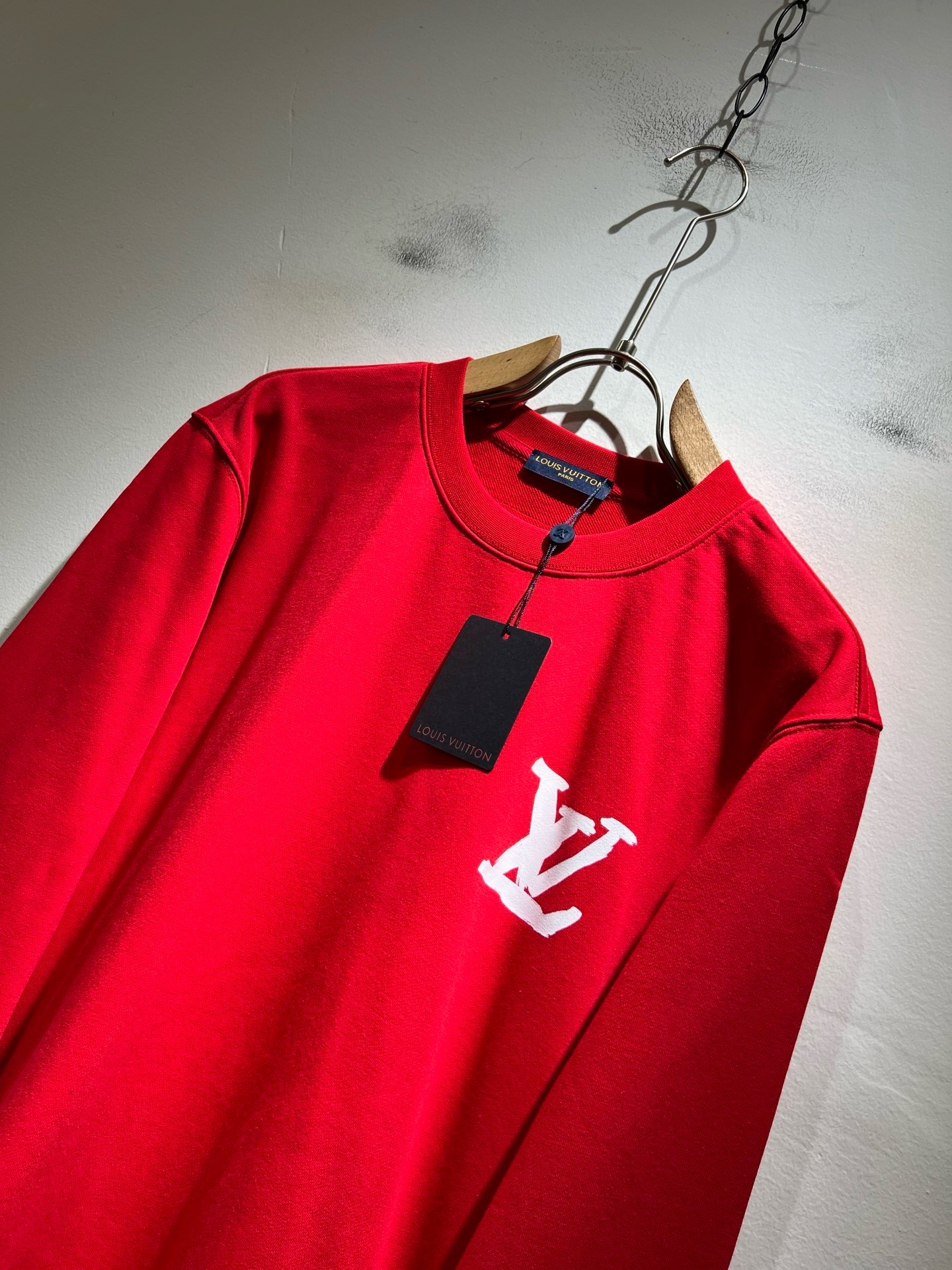 LouisVuitt*路易*登 2026秋冬全新系列单品上线,非常时髦前卫的一款男女同款短袖T恤,标识logo图案印花工 LouisVuitt*路易*登 2026秋冬全新系列单品上线,非常时髦前卫的一款男女同款短袖T恤,标识logo图案印花工