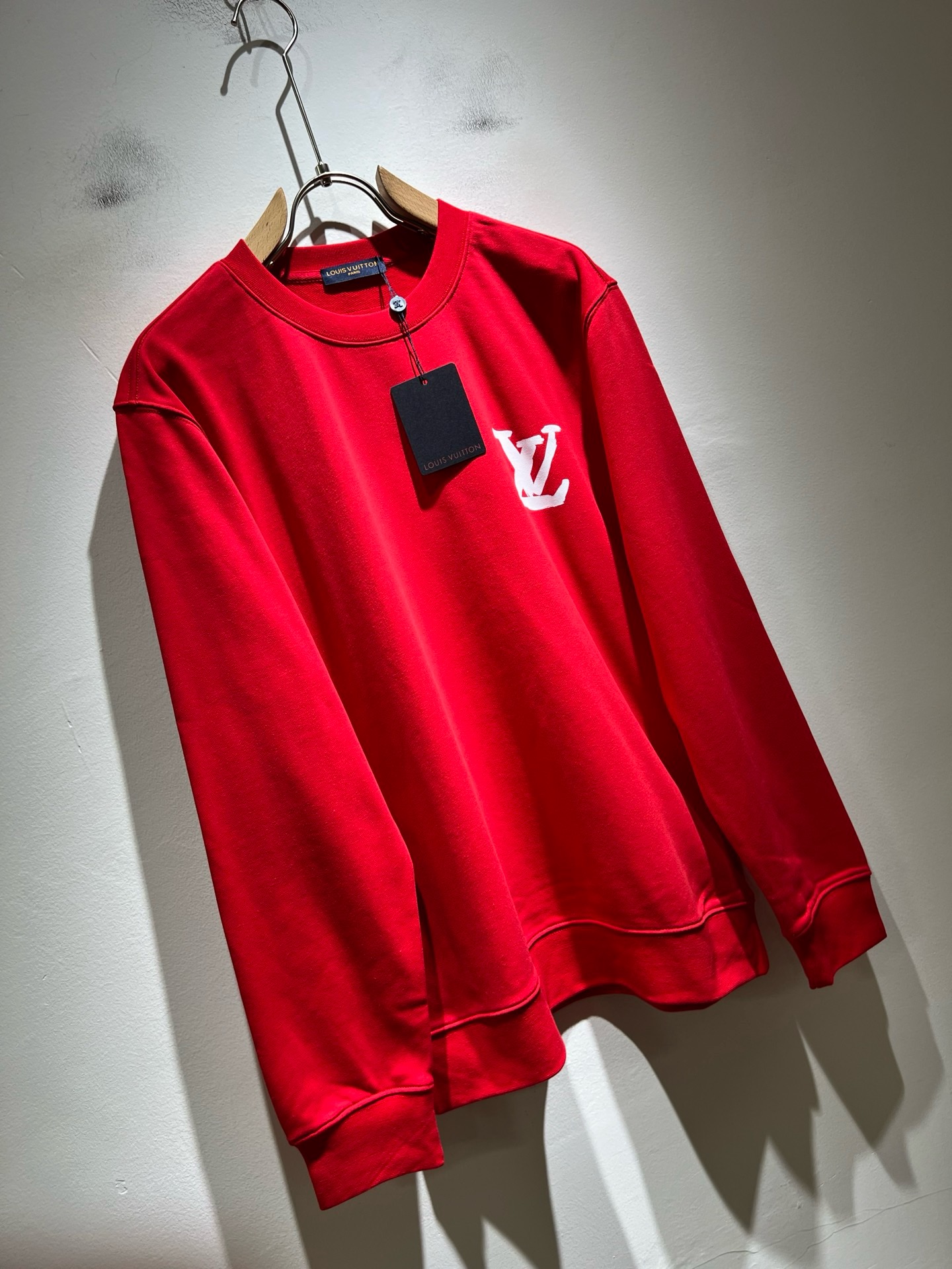 LouisVuitt*路易*登 2026秋冬全新系列单品上线,非常时髦前卫的一款男女同款短袖T恤,标识logo图案印花工 LouisVuitt*路易*登 2026秋冬全新系列单品上线,非常时髦前卫的一款男女同款短袖T恤,标识logo图案印花工