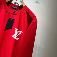 LouisVuitt*路易*登 2026秋冬全新系列单品上线,非常时髦前卫的一款男女同款短袖T恤,标识logo图案印花工 LouisVuitt*路易*登 2026秋冬全新系列单品上线,非常时髦前卫的一款男女同款短袖T恤,标识logo图案印花工