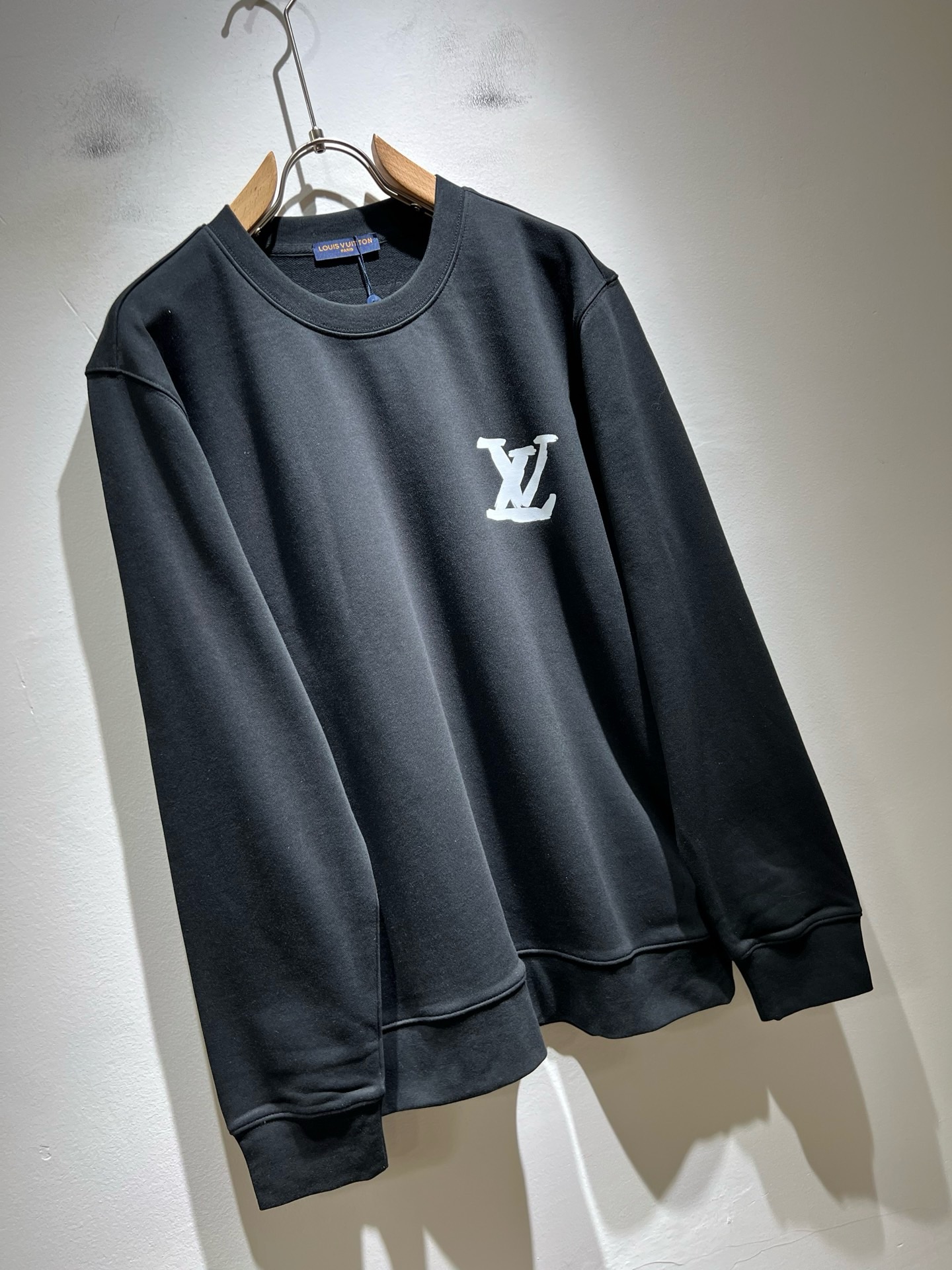 LouisVuitt*路易*登 2026秋冬全新系列单品上线，非常时髦前卫的一款男女同款短袖T恤，标识logo图案印花工