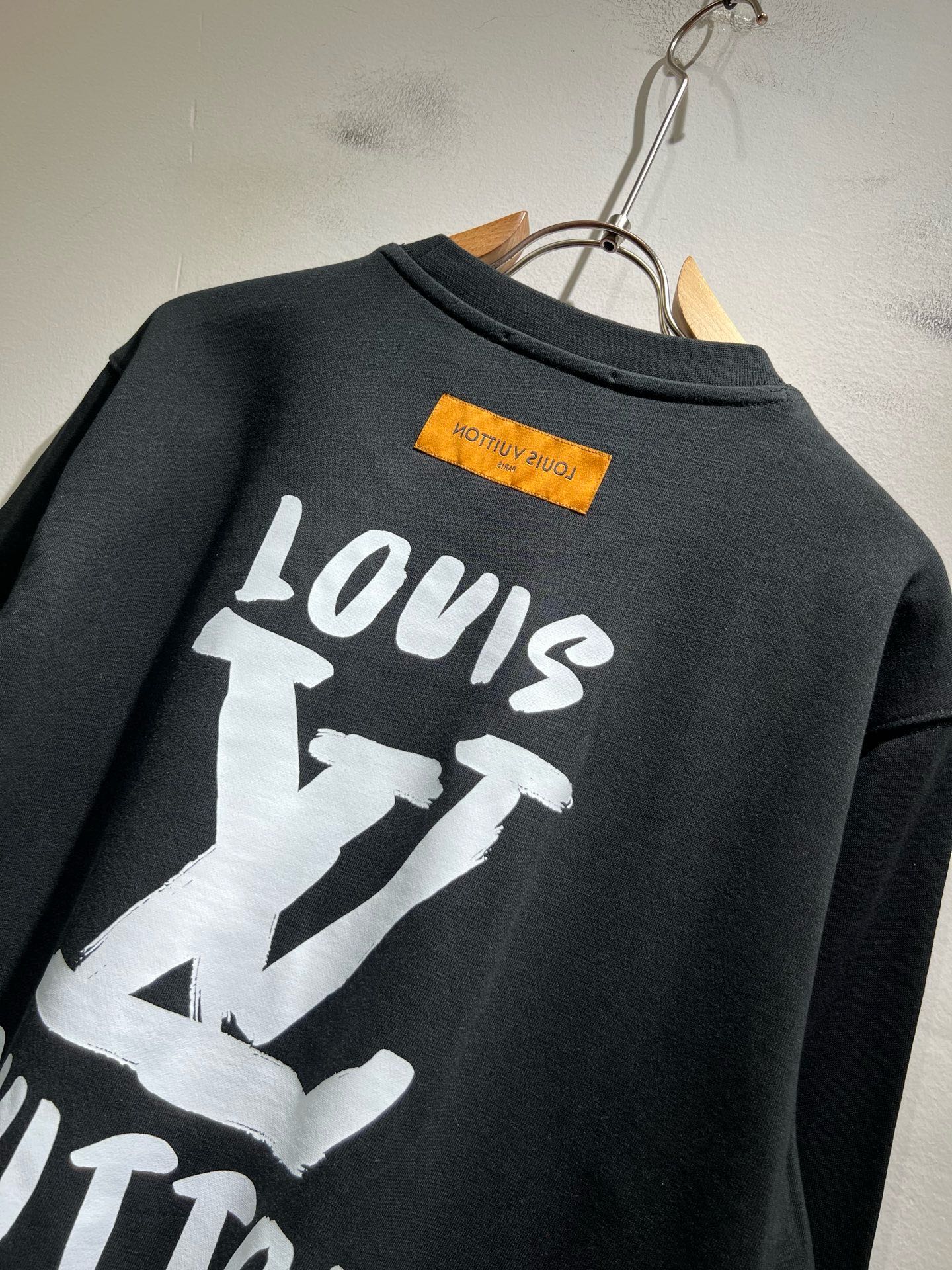 LouisVuitt*路易*登 2026秋冬全新系列单品上线，非常时髦前卫的一款男女同款短袖T恤，标识logo图案印花工