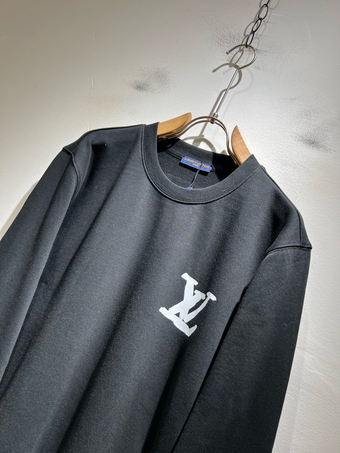 LouisVuitt*路易*登 2026秋冬全新系列单品上线，非常时髦前卫的一款男女同款短袖T恤，标识logo图案印花工