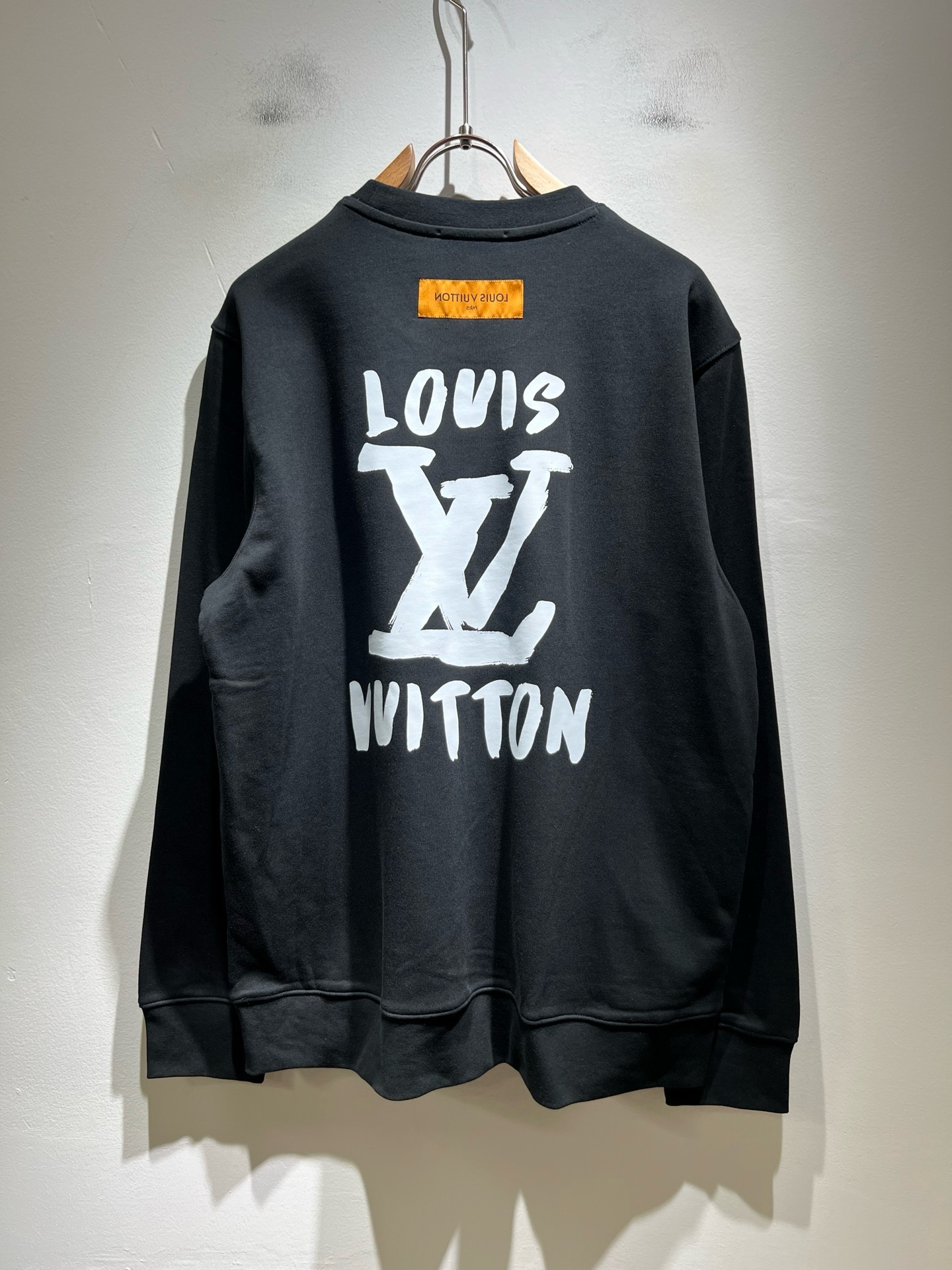 LouisVuitt*路易*登 2026秋冬全新系列单品上线，非常时髦前卫的一款男女同款短袖T恤，标识logo图案印花工