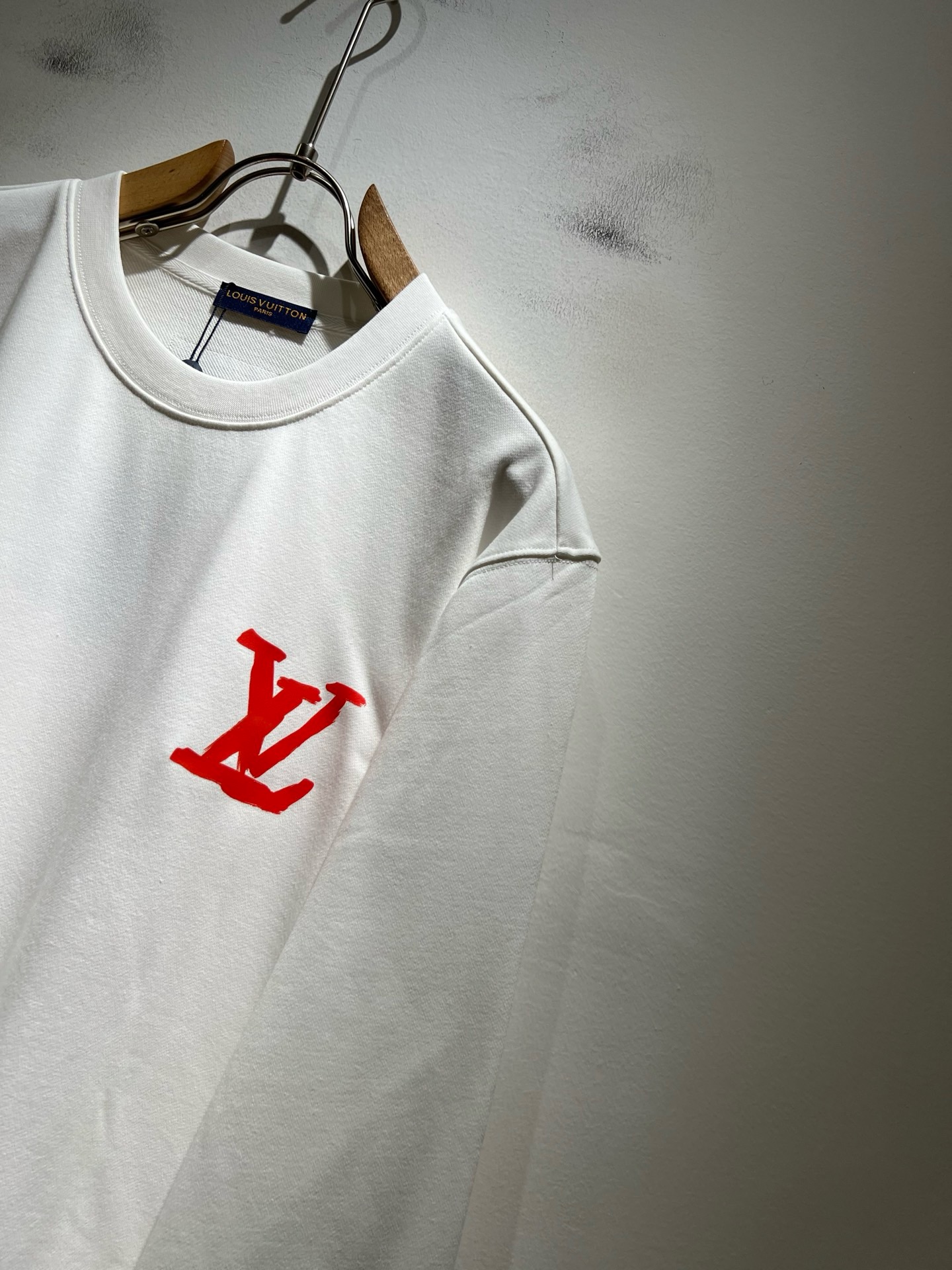 LouisVuitt*路易*登 2026秋冬全新系列单品上线，非常时髦前卫的一款男女同款短袖T恤，标识logo图案印花工