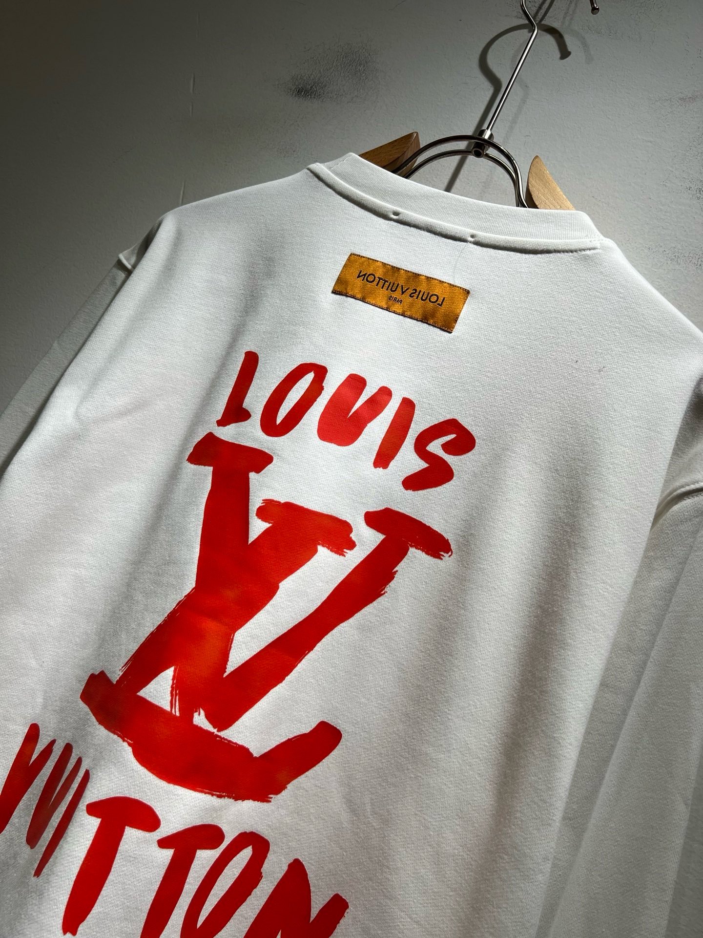 LouisVuitt*路易*登 2026秋冬全新系列单品上线，非常时髦前卫的一款男女同款短袖T恤，标识logo图案印花工