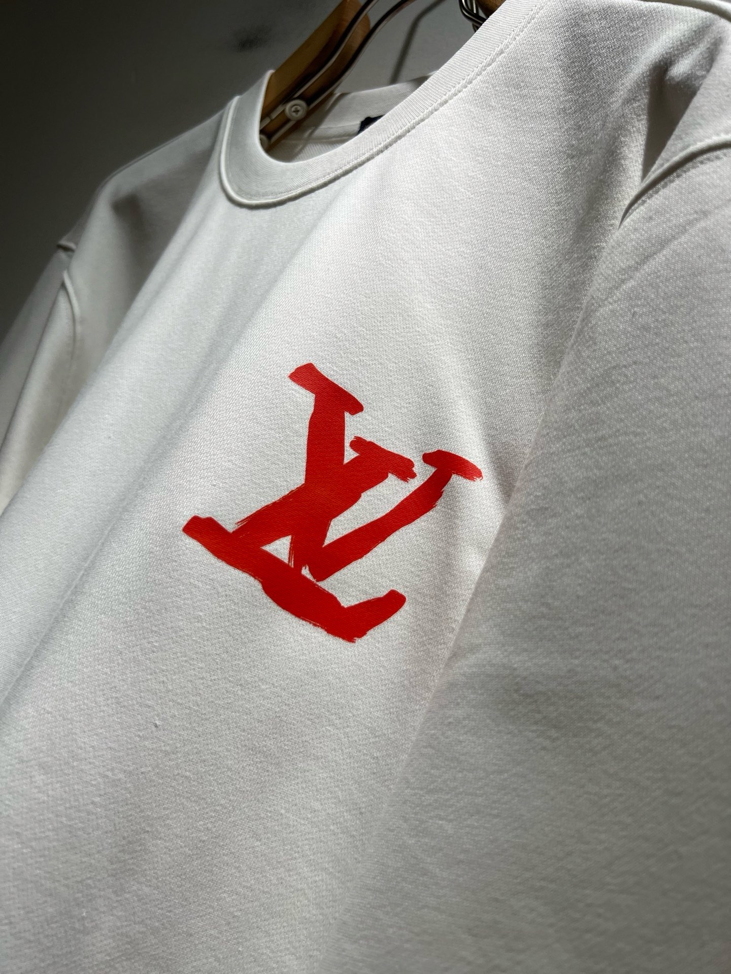 LouisVuitt*路易*登 2026秋冬全新系列单品上线，非常时髦前卫的一款男女同款短袖T恤，标识logo图案印花工